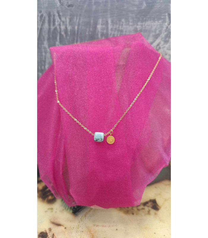 Κολιέ με τιρκουάζ κύβο και λεπτομέρειες σε χρυσή ατσάλινη αλυσίδα