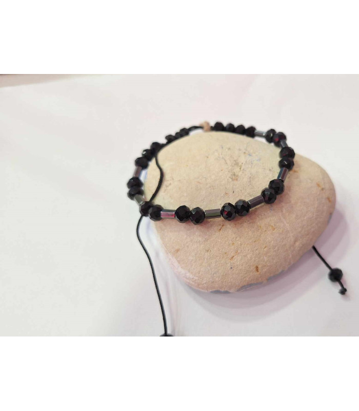 Βραχιόλι με μαύρες χάντρες και σωληνάκια αιματίτη σε σχοινάκι