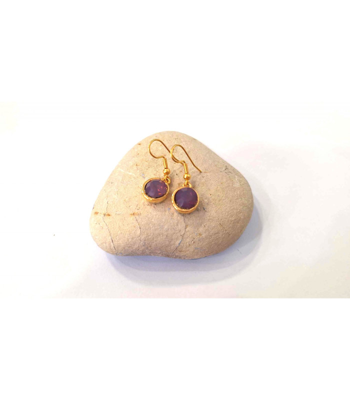 Σκουλαρίκια κρεμαστά στρογγυλά από ατσάλι επίχρυσα με μωβ πέτρα