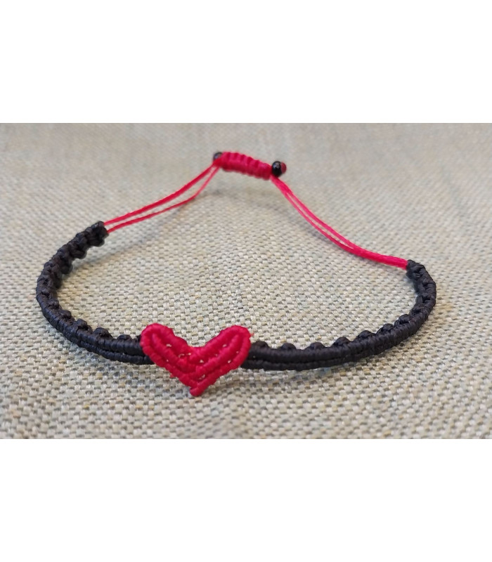 Βραχιόλι χειροποίητο μακραμέ, μαύρο, με κόκκινη καρδιά
