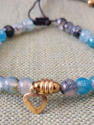 βραχιολι με ορυκτες μπλε πετρες με χρυση καρδια